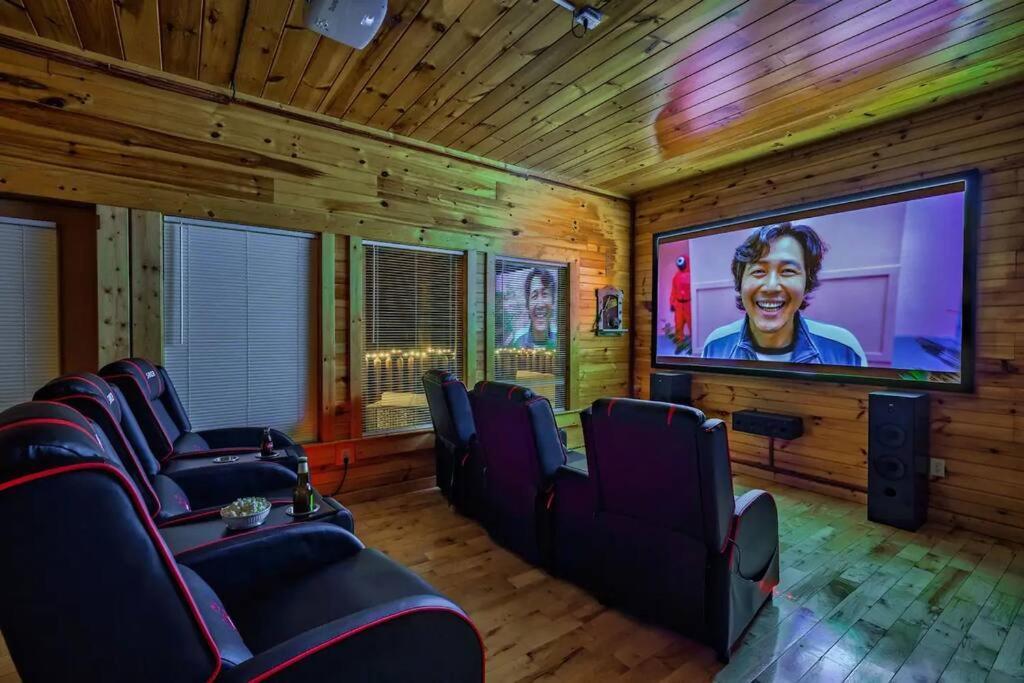 Stunning Mountain Cabin W Hot Tub Gatlinburg Exterior photo