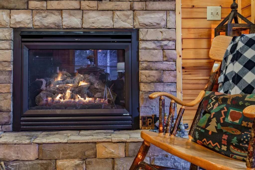 Stunning Mountain Cabin W Hot Tub Gatlinburg Exterior photo
