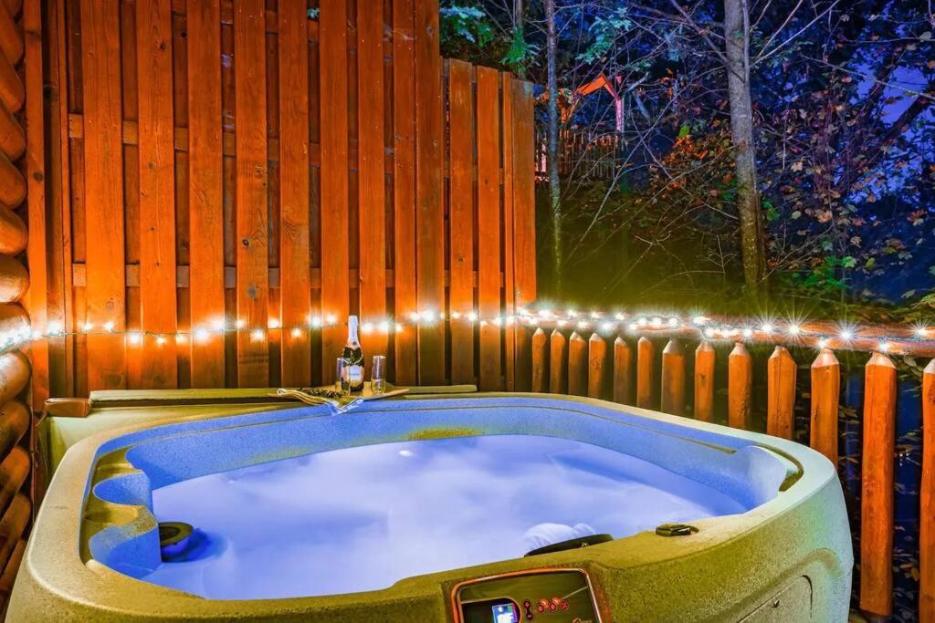 Stunning Mountain Cabin W Hot Tub Gatlinburg Exterior photo