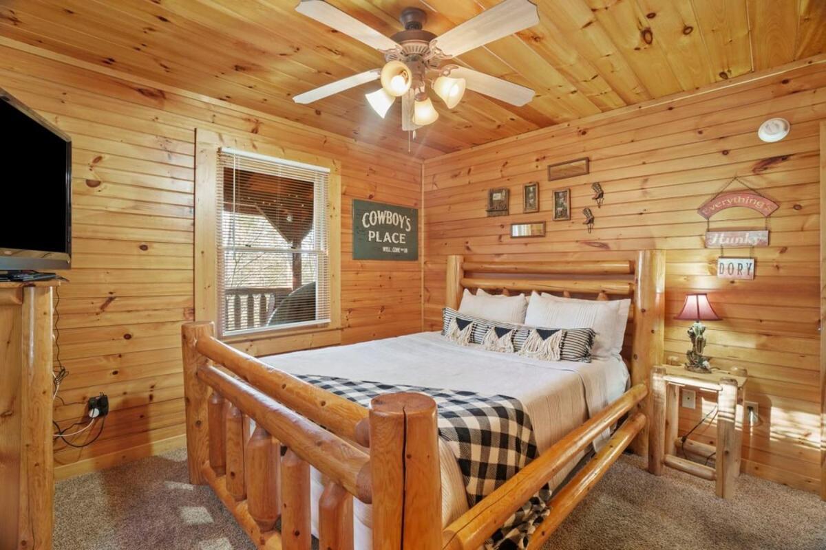 Stunning Mountain Cabin W Hot Tub Gatlinburg Exterior photo