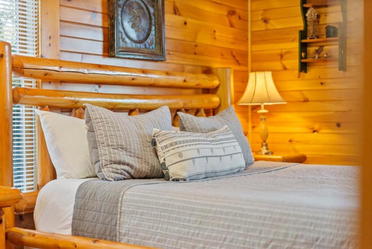 Stunning Mountain Cabin W Hot Tub Gatlinburg Exterior photo